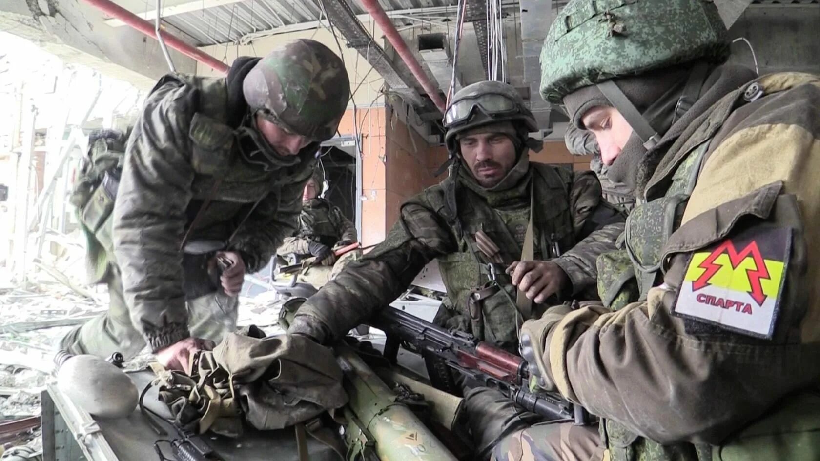 Битва за донецкий аэропорт киборги. Российские солдаты в мариуполе. Донецкий аэропорт 2014 киборги. Всу донецкий аэропорт 2014. Ополченцы днр.