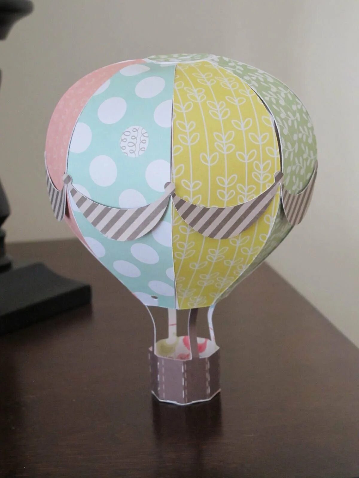 Как создать воздушный шарик. Воздушный шар поделка. Поделка воздушный шар из бумаги. Объемный воздушный шар. Поделка воздушный шар с корзиной.