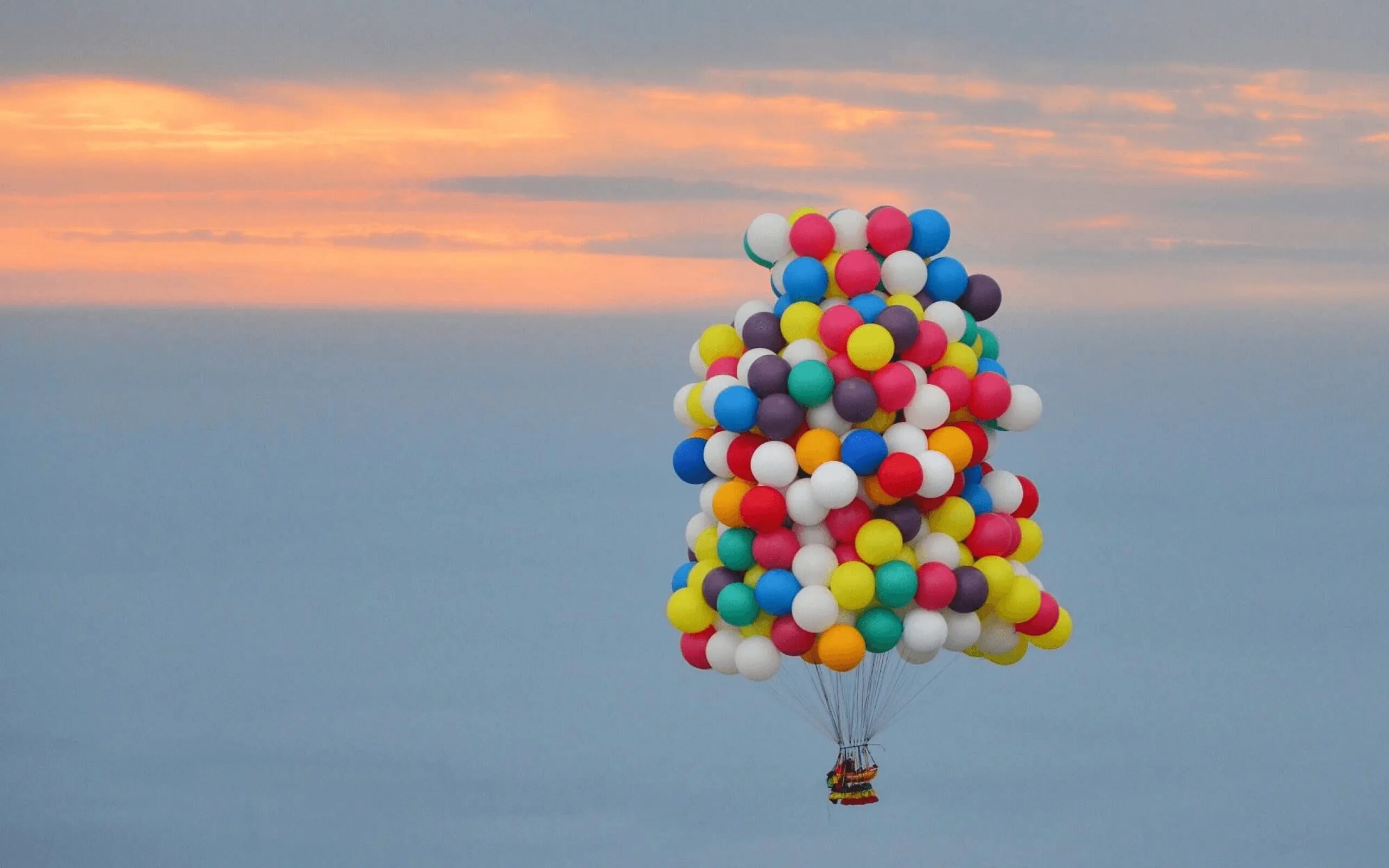 Flying balloon. Воздушный шарик. Яркие воздушные шары. Воздушные шары в небе. Шарики в небе.