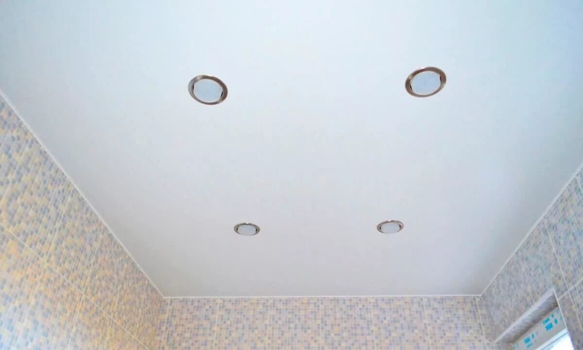 Белый потолок в ванной. Подвесной потолок в ванную матовый. Матовый натяжной потолок. Натяжной потолок одноуровневый в ванной. Белый матовый потолок в ванной.
