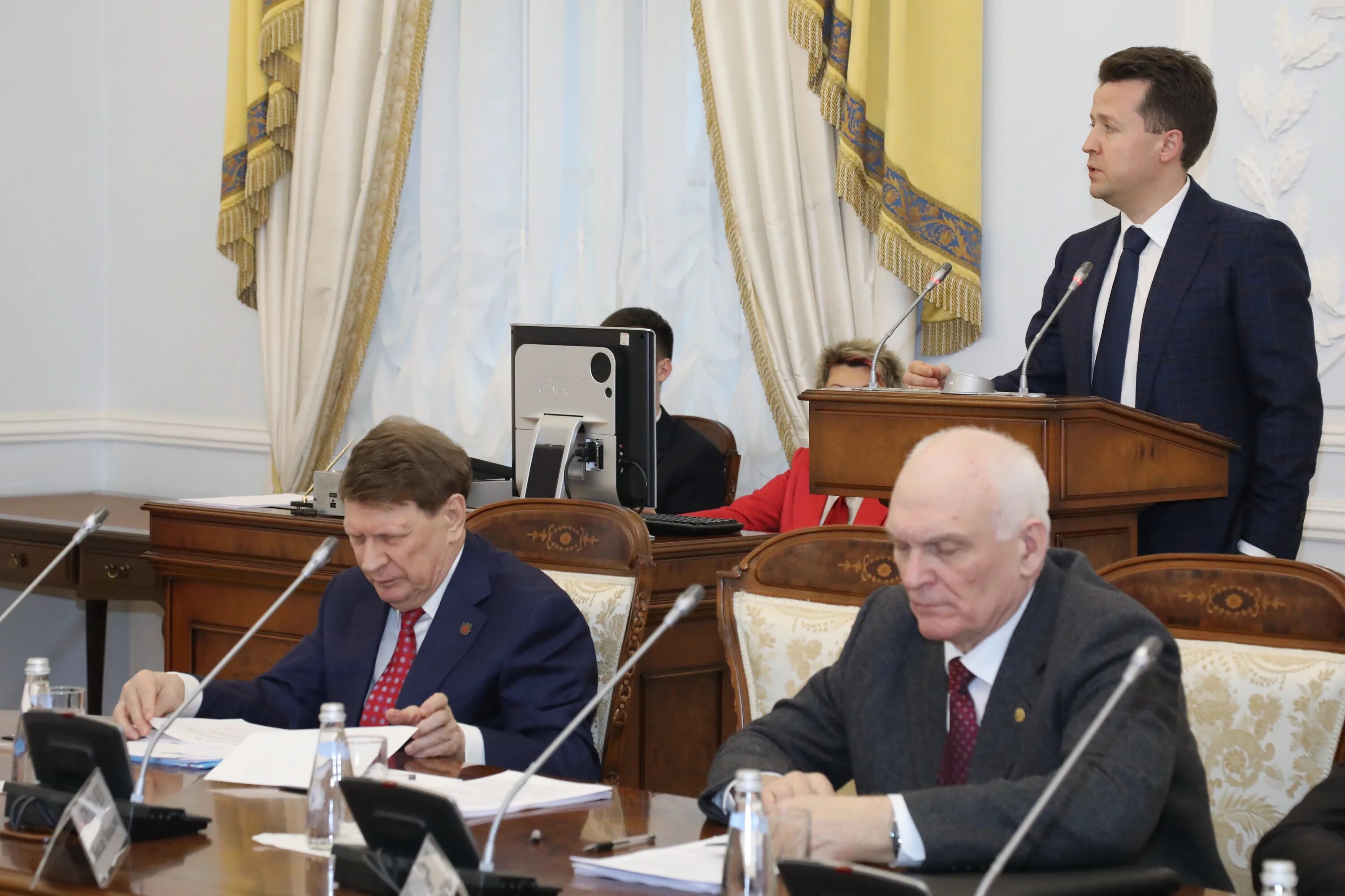 Координационный совет. Световой зал смольного. Советы при губернаторе санкт петербурга. Глава комздрава дмитрий лисовец. Руководители администрации санкт-петербурга.