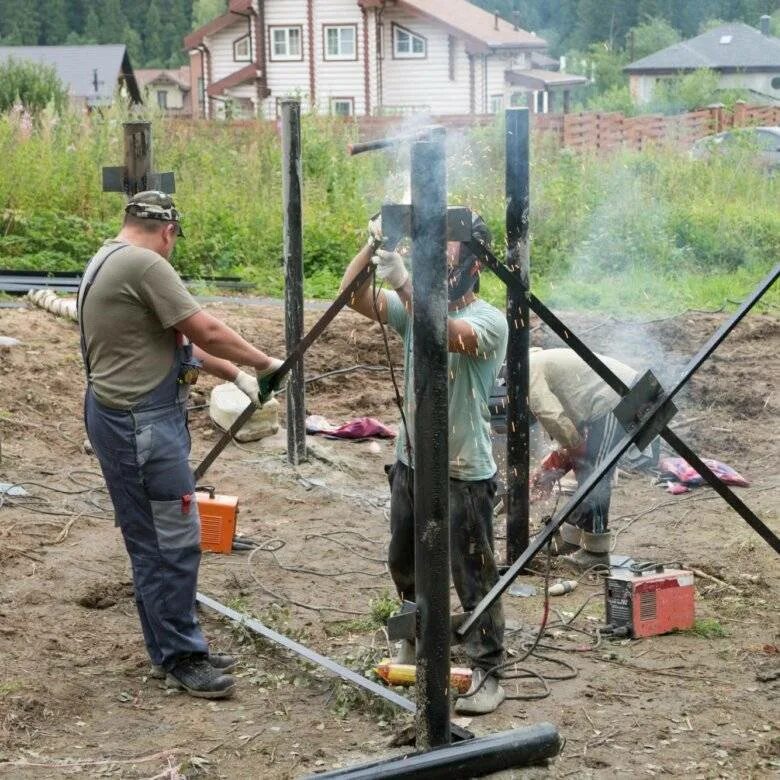Вкручивание винтовых свай вручную. Фундамент на винтовых сваях. Вкручивание винтовых свай вручную. Винтовые сваи сам. Свая винтовая свс-89.