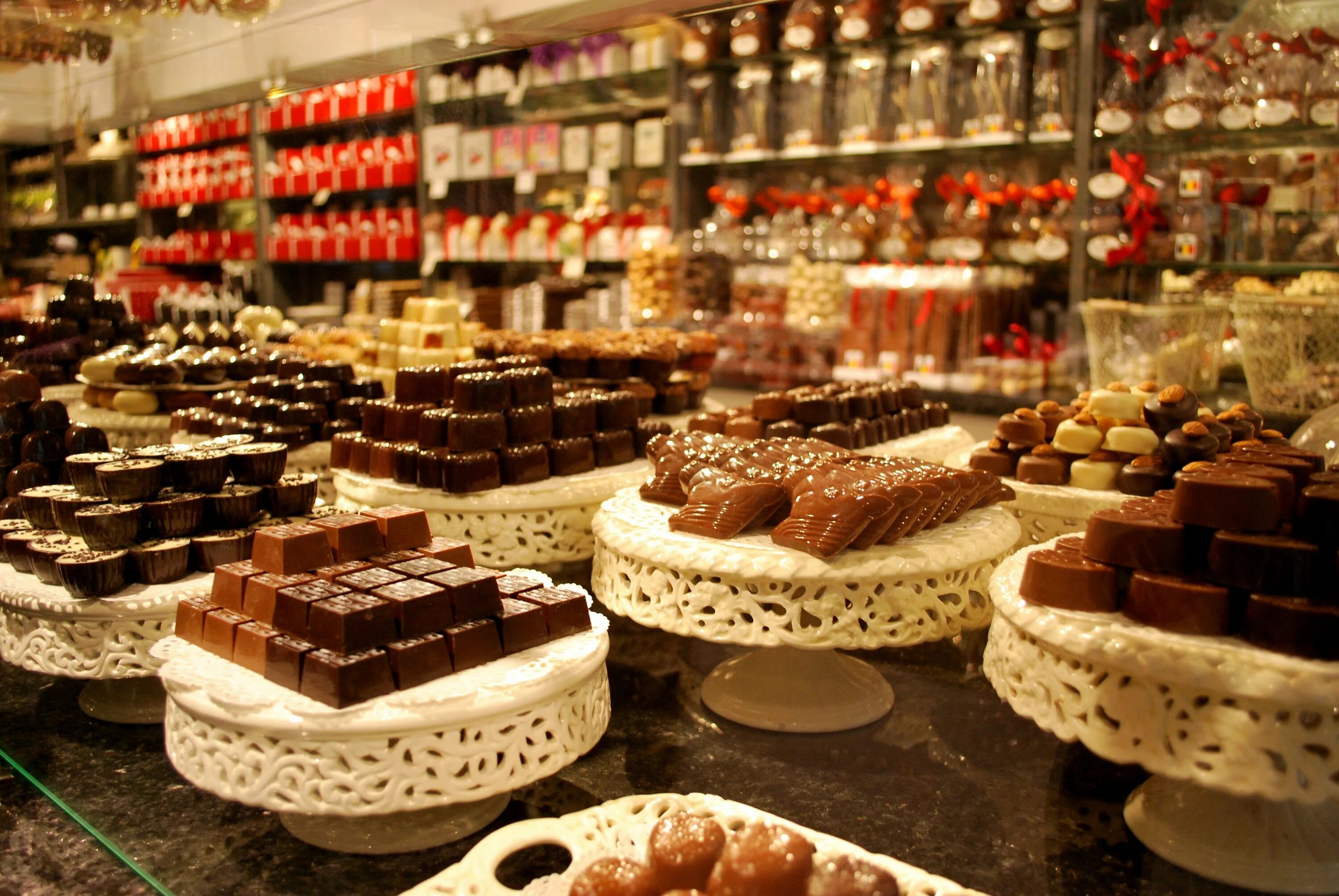 Бельгийский шоколад в Бельгии. Саратов музей шоколада Шоколандия. Patisserie шоколад бельгийский. Сладости в кондитерской. Производит сладости