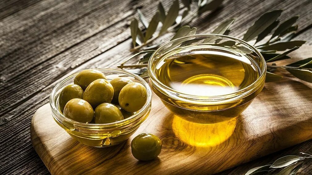 Оливковое масло сколько употреблять в день. Оливковое масло. Масло оливы. Оливки и оливковое масло. Цвет оливкового масла.
