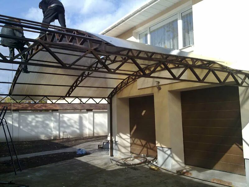 Сварить навес. Металлоконструкции навесы. Навес к дому из металлопрофиля. Навес сварной. Металлоконструкции навесы.