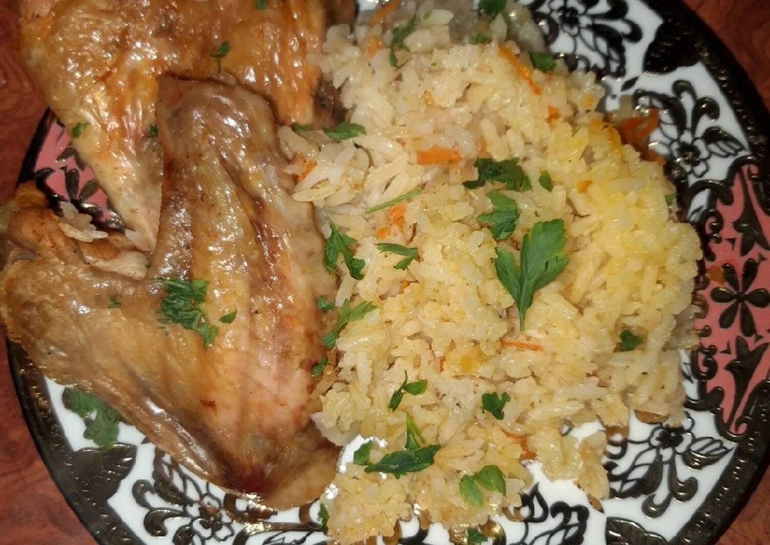 Рецепт приготовления курицы с рисом. Куриные крылышки с рисом. Крылышки с рисом в духовке. Куриные крылышки с рисом в духовке. Рис с курицей в духовке.