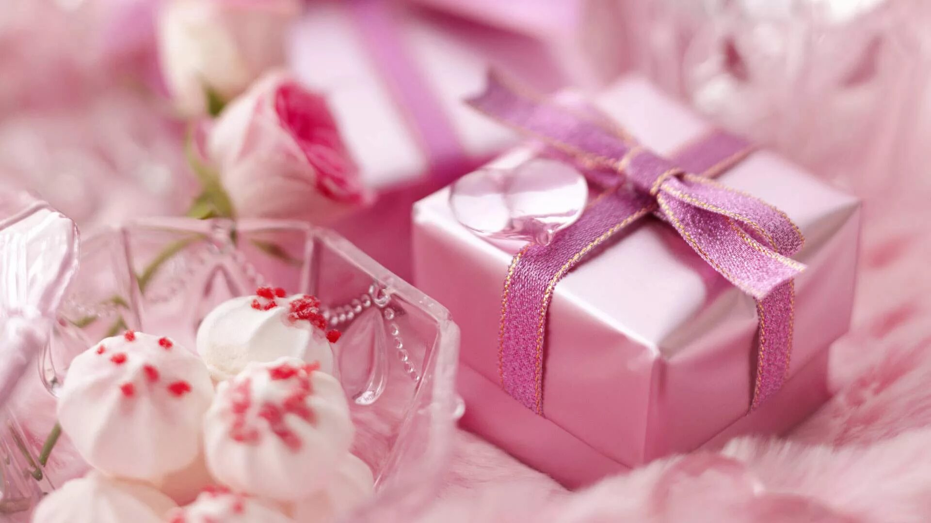 Нежность в подарок. Подарок розовый. С днём рождения девушке. Подарок на день рождения. С днем рождения девушке цветы.