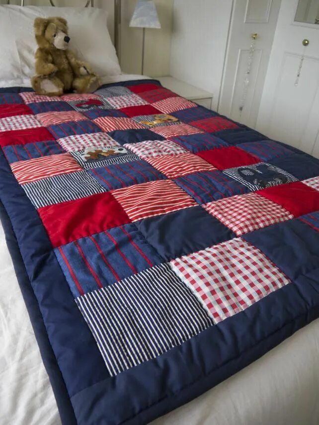 Одеяло на севере сшитое из лоскутков. Пэчворк red quilt. красивые лоскутные одеяла. лоскутные одеяла в стиле пэчворк. одеяло в технике лоскутного шитья.