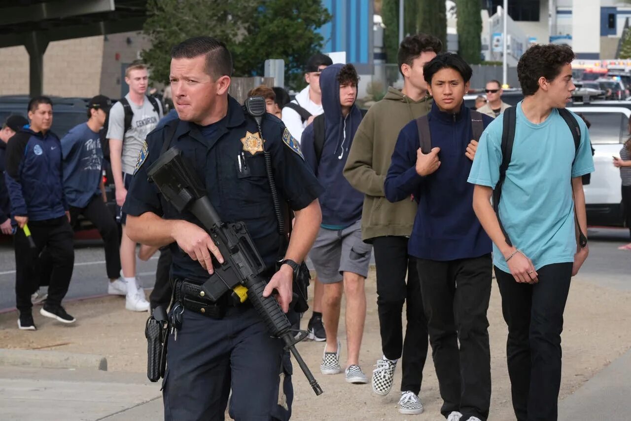 School shooting. Шутинг в школе США. Стрельба в школе США. Перестрелка в Америке в школе.