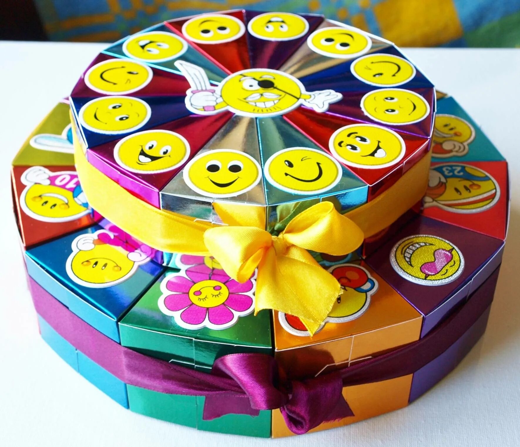 Подарок на день рождение ребенку 7. Подарок на день рождения. Торт из бумаги для детей. Торт подарок. Бумажный торт.