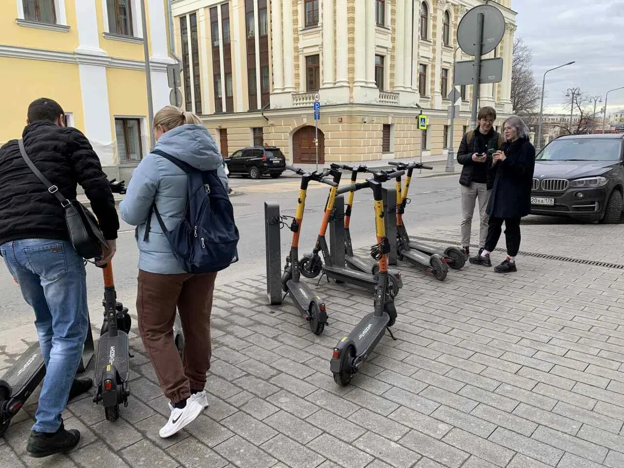 Когда будут самокаты в москве. Электросамокаты. Стоянка самокатов в Москве. Электросамокат на парковке. Электросамокаты которые стоят на остановках.