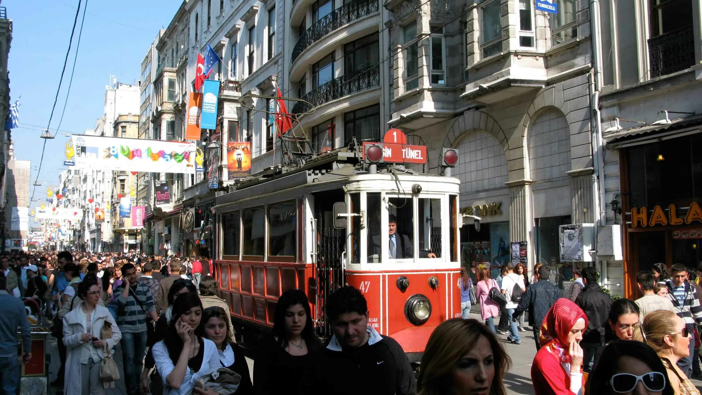 Турция площадь Истикляль. Улица Истикляль в Стамбуле. Площадь Таксим и улица Истикляль. Истикляль достопримечательности.