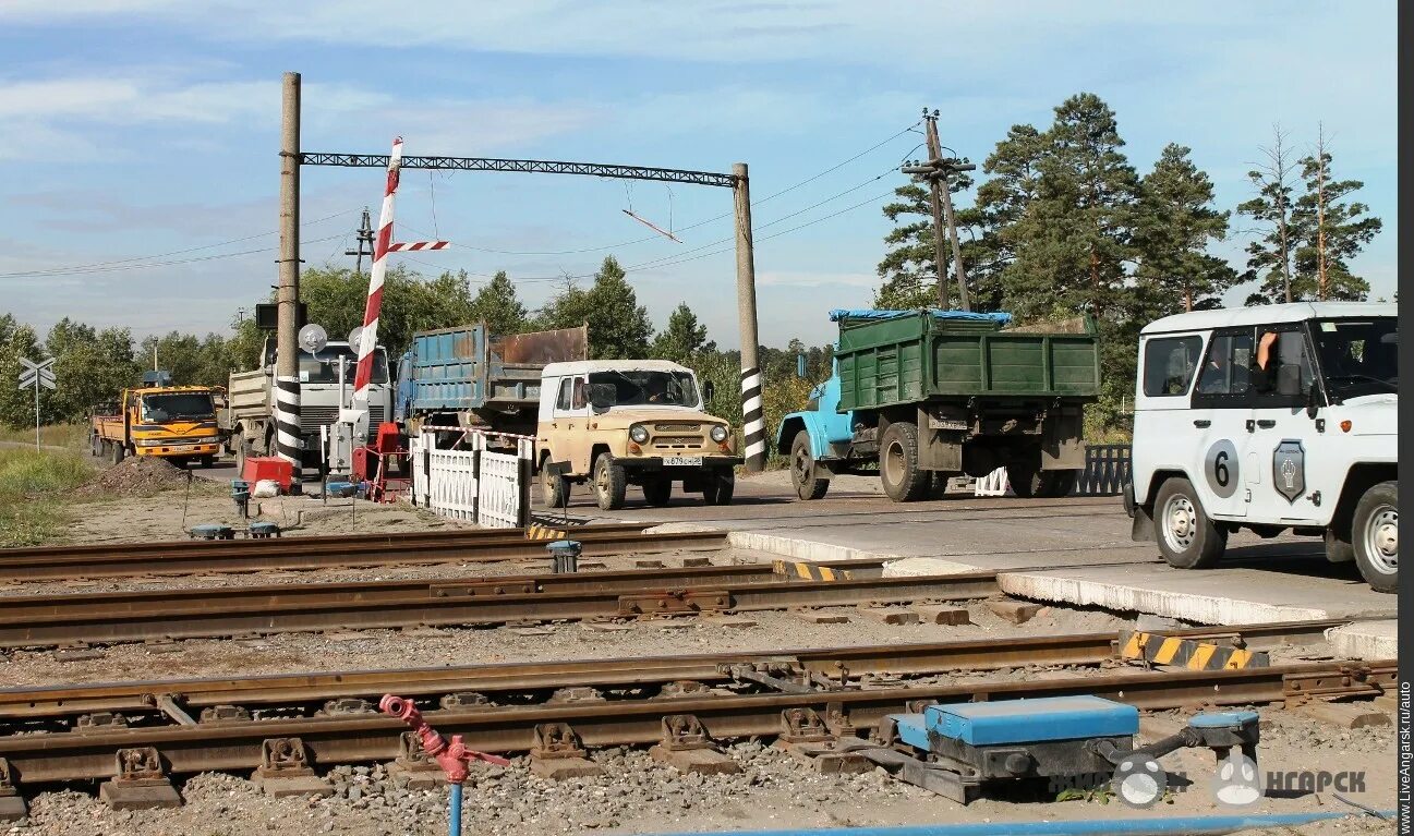 Железнодорожный переезд. Переезд через железнодорожные пути. ЖД шлагбаум. Железный дорожный переезд. Поступать на железную дорогу