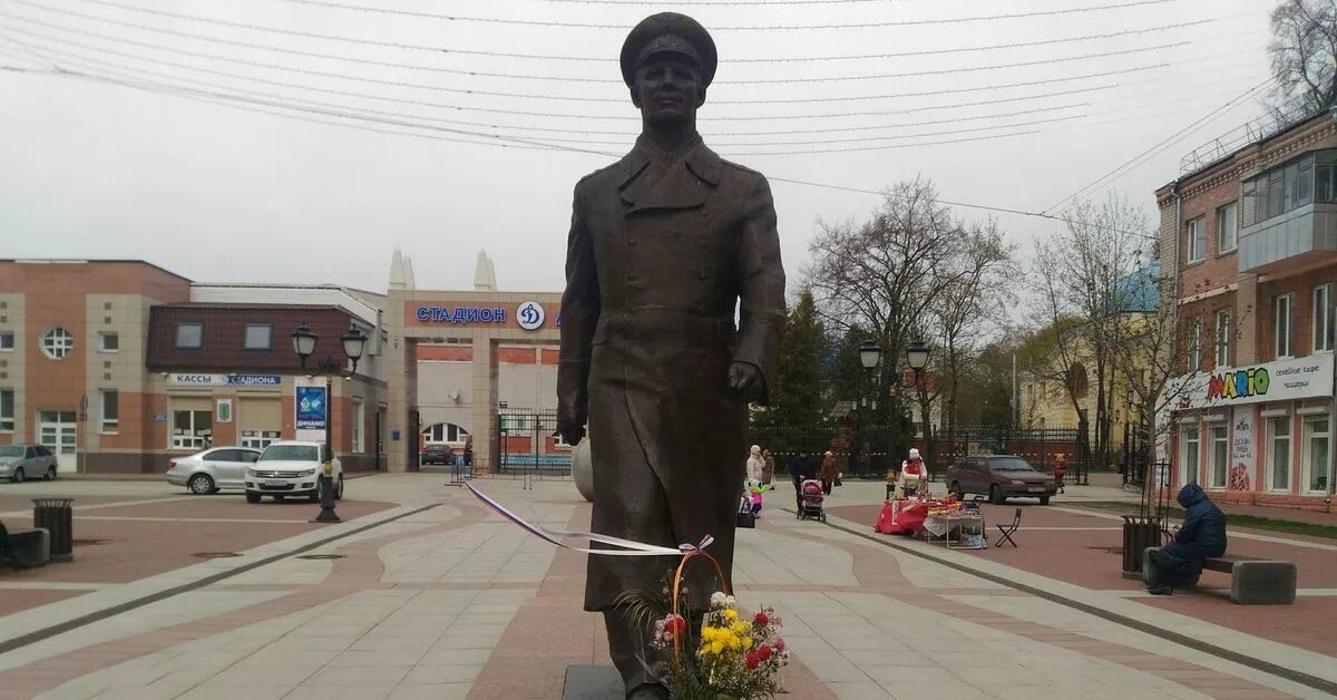 Памятник Юрию Гагарину (Брянск). Памятник Гагарину в городе Гагарин. Памятники города Гагарин Смоленской области. Памятник Гагарину в Гагарине Смоленской области. Г гагарин памятники