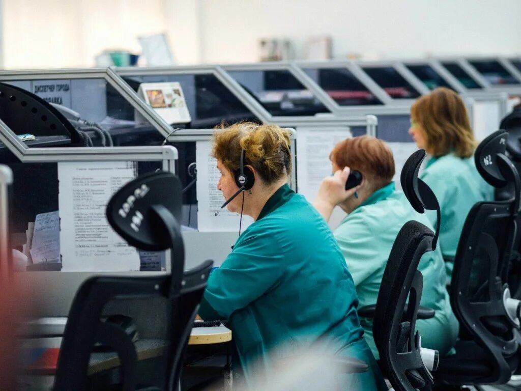 диспетчер станции скорой медицинской помощи. диспетчерская. служба 122. диспетчер скорой. диспетчер скорой.