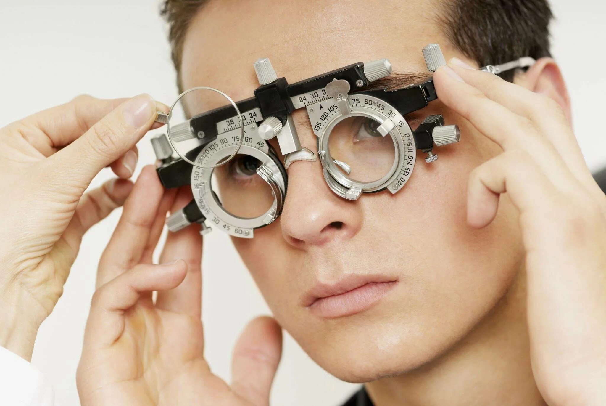 Врач подбирающий очки. Очки для коррекции астигматизма. Человек с близорукостью. Очки окулиста. Очки и линзы.