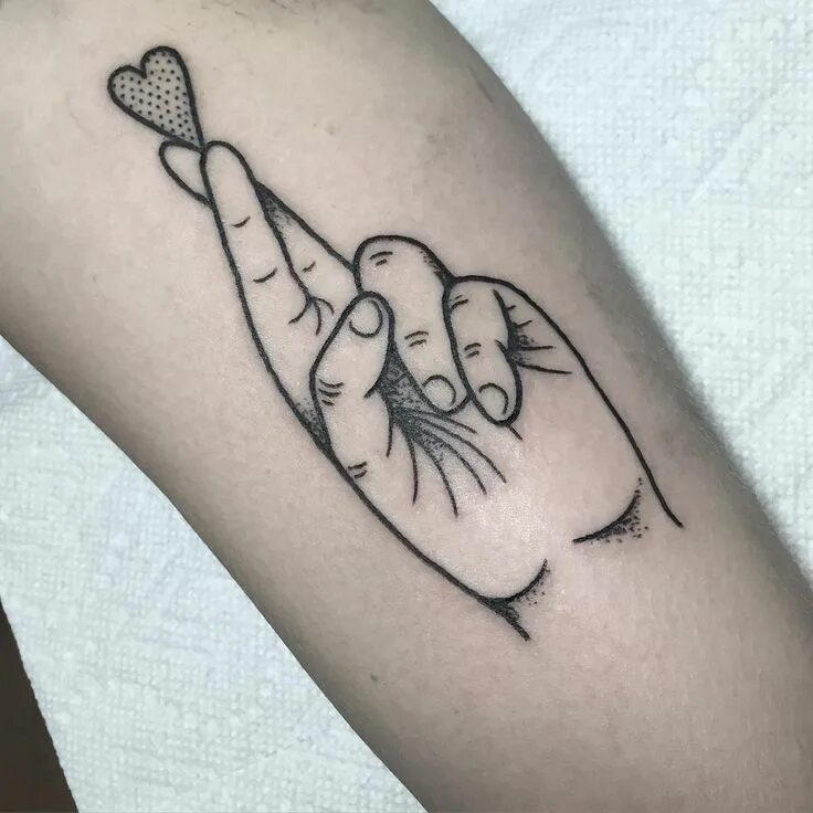 Два пальца тату. Два пальца тату. Тату скрещенные пальцы и сердце. Тату на руке. Скрещенные пальцы тату эскиз.