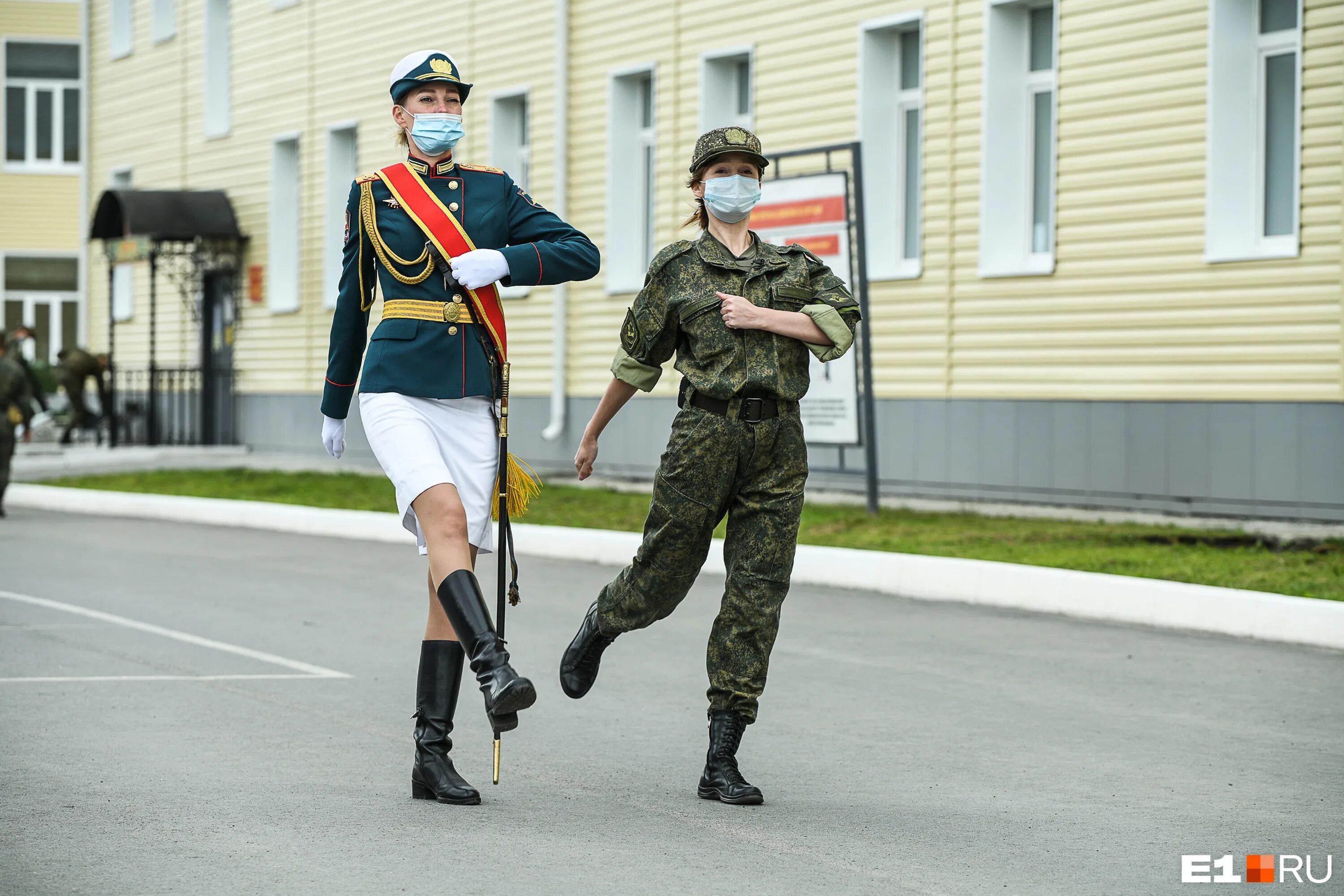 Армейская 22. Девушки на плацу. Девушки в почётном Карауле. Развод на плацу. Танцы на плацу.