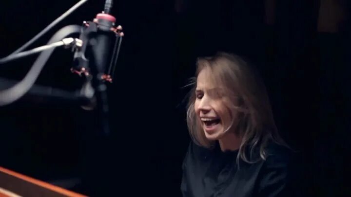 Просто молчи и обнимай меня крепче песня. Шура кузнецова молчи и обнимай меня крепче. шура кузнецова нежность. шура кузнецова воздух. шура кузнецова молчи обложка.