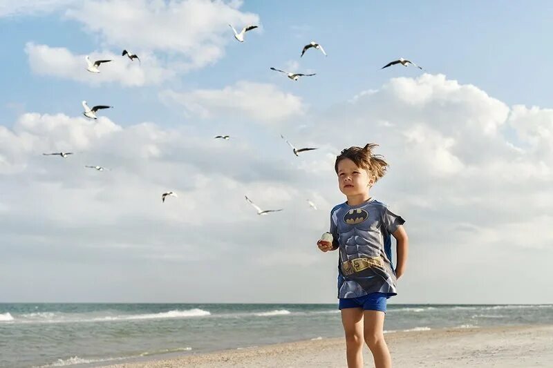 Девушка улетает. Птица на ладони. Лети пр. Лети пр. Девушка в прыжке.