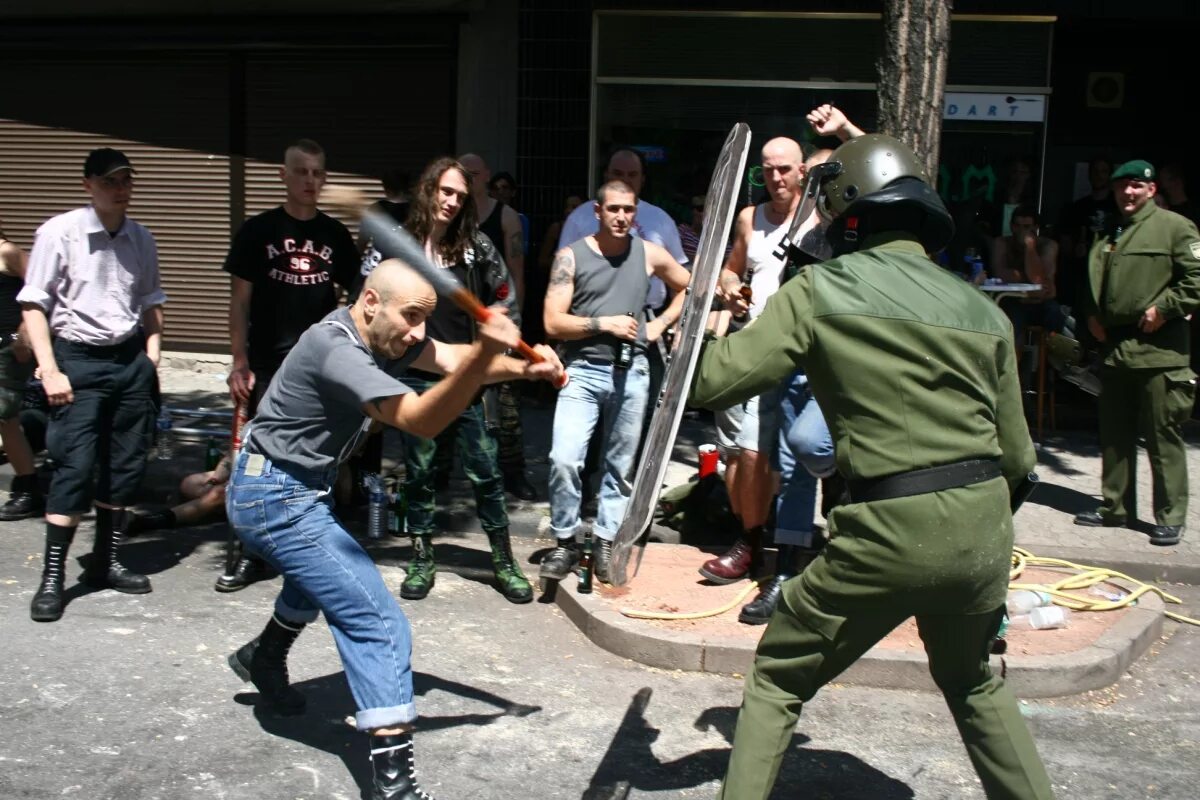 С днем хаоса и беспорядка открытки. Фото хаоса мем. День хаоса. День хаоса и беспорядка 14 июля. Chaostage we are punks фильм.