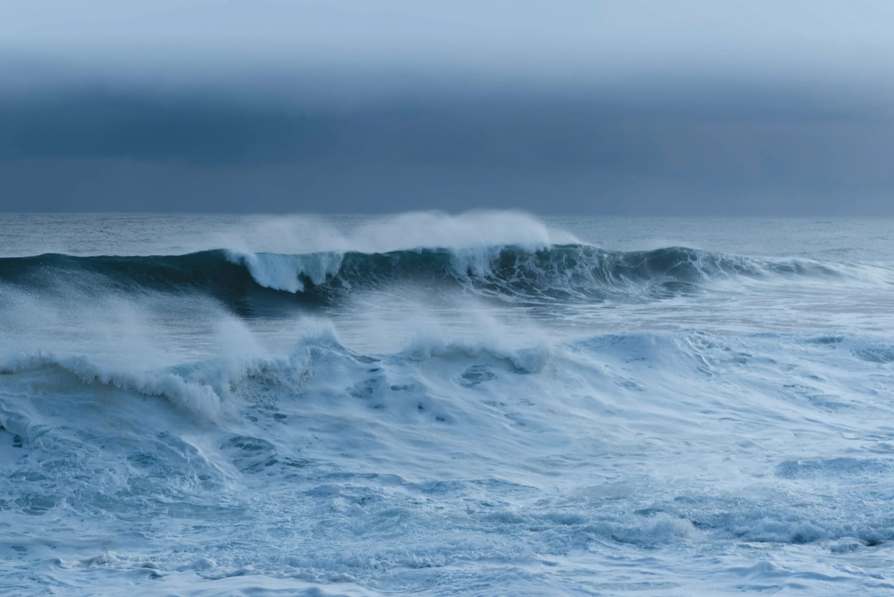 More fora. Атлантический океан шторм. Бискайский залив волны убийцы. Атлантический океан шторм волны. Тихий океан шторм.