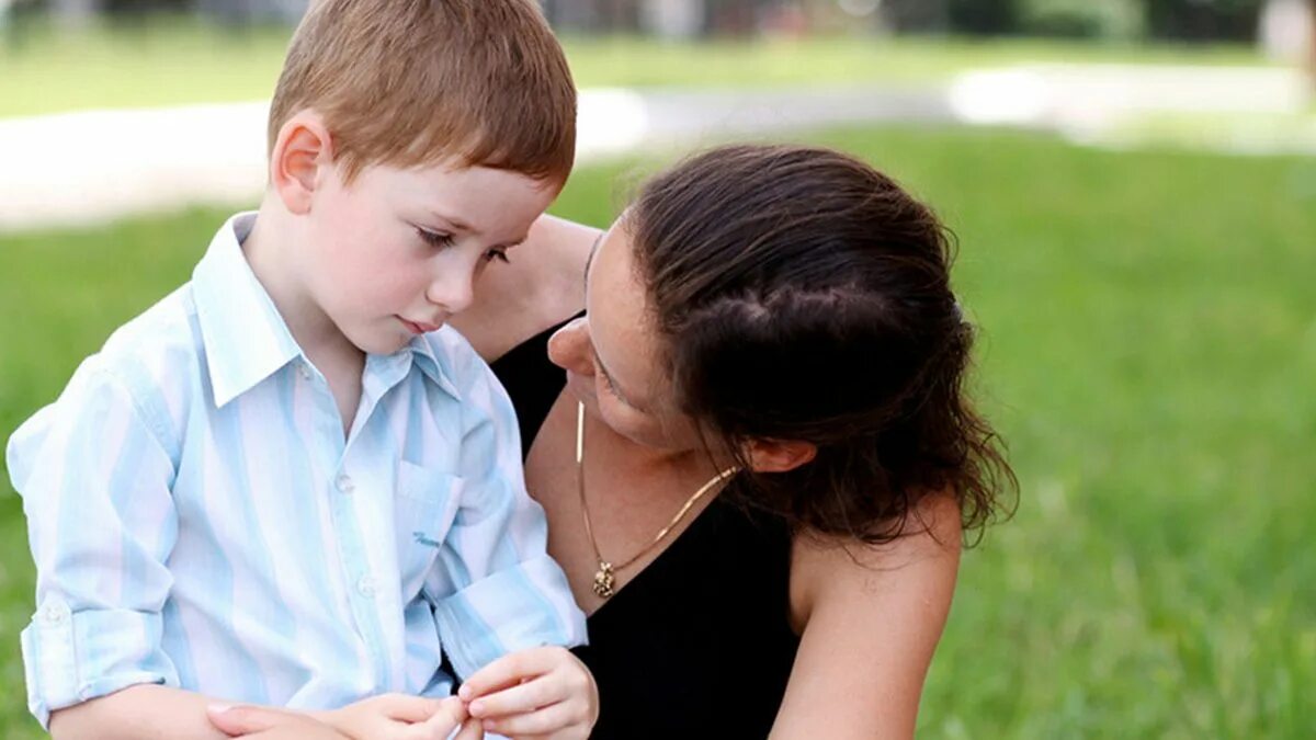 Застенчивая девочка. Ребенок. Стеснительный подросток. Необщительный дошкольник. Застенчивый ребенок.