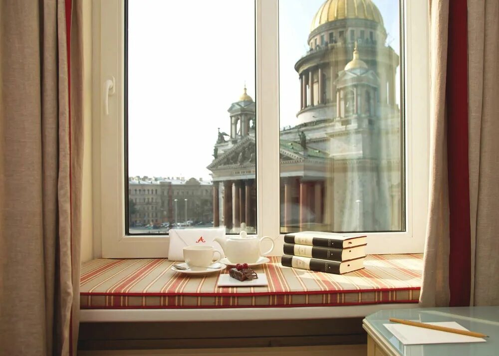 квартира в санкт-петербурге с видом на исаакиевский собор. питерские окна. исаакиевский собор в санкт-петербурге балкон. окошки санкт петербург. переулок антоненко вид на исаакиевский собор.