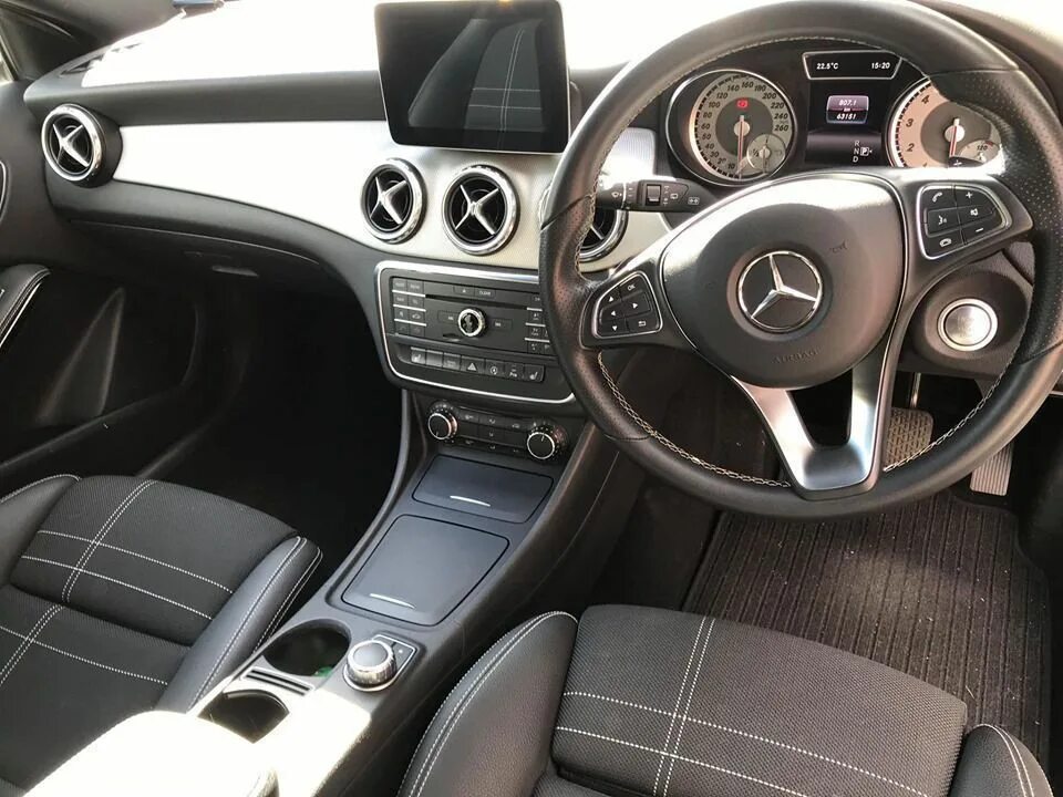 Mercedes cla 180. CLA 180 Mercedes 2016. CLA Mercedes 2016 руль. Салон Мерседес CLA 2015 правый руль.