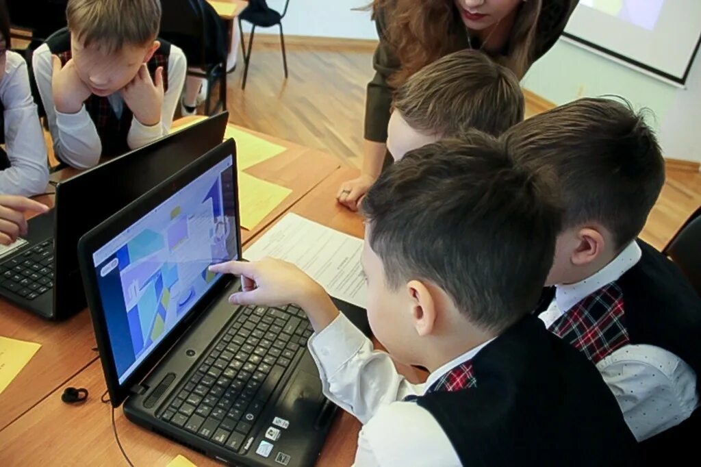 В классе установили новый компьютер. Астраханская школа. Компьютерная школа Астрахань. 106 Школа Астрахань. 18 Школа Астрахань.