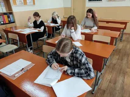 Девочка поздравила восьмиклассников