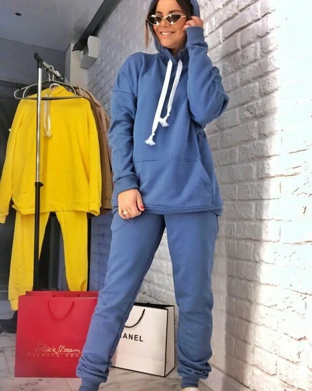 спортивный костюм худи и штаны женский. худи и штаны. женский спортивный костю. толстовка с брюками женские. женщина в спортивном костюме.
