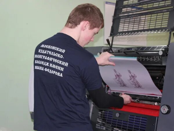 типография цех. оборудование для полиграфии. печатник типография офсетной. три печатника. заводские типографии.