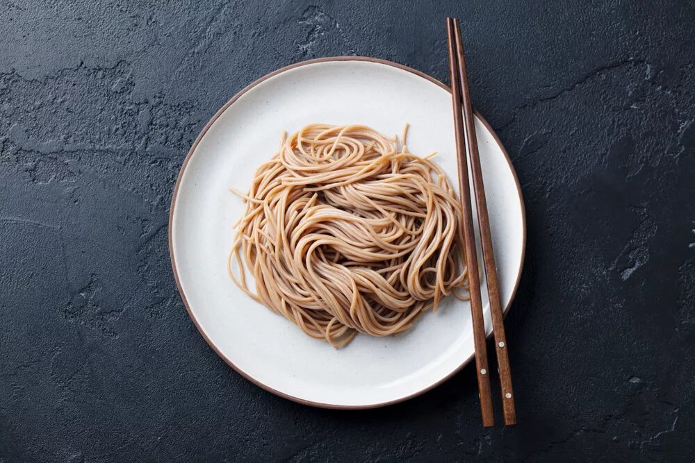 Вареная гречневая лапша. Soba лапша. Гречневая лапша соба. Японская гречневая лапша соба. Лапша удон гречневая.