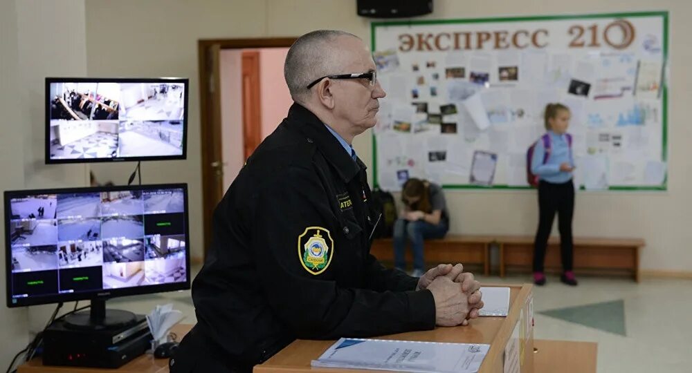 В школах усилят безопасность. Охрана в школе. Охранник в школе. Охрана школ в России. Школа служба безопасности.