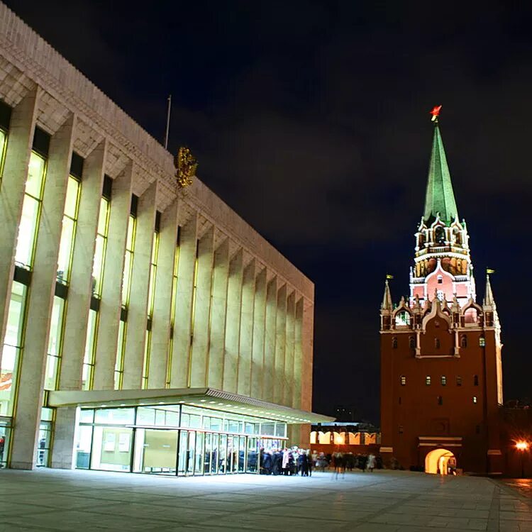 Сколько вмещает кремлевский. Государственный Кремлевский дворец Москва. Московский Кремль дворец съездов. Кремлевский дворец Московского Кремля. Кремль государственный Кремлевский дворец.