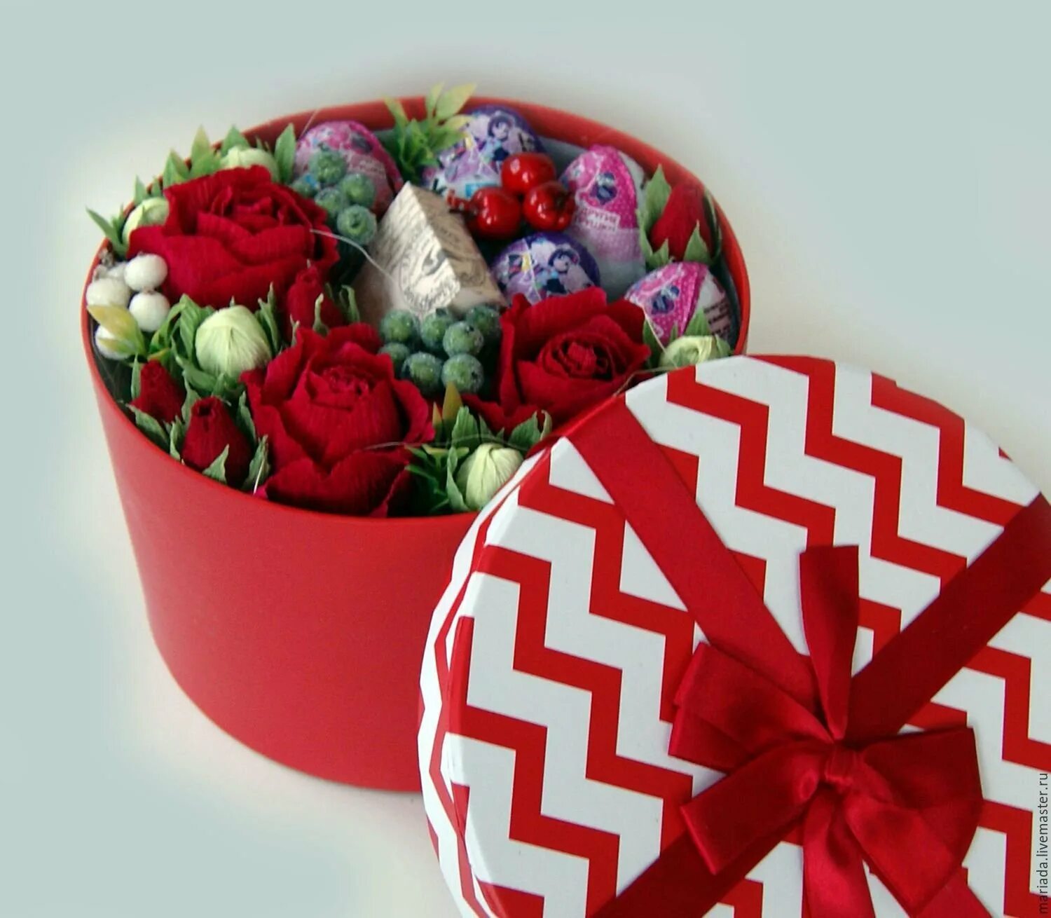 Коробка с цветами и конфетами. Подарочная коробка с цветами и конфетами. Подарок цветы и конфеты в коробке. Букет в коробке с конфетами. Цветы в коробке с конфетами