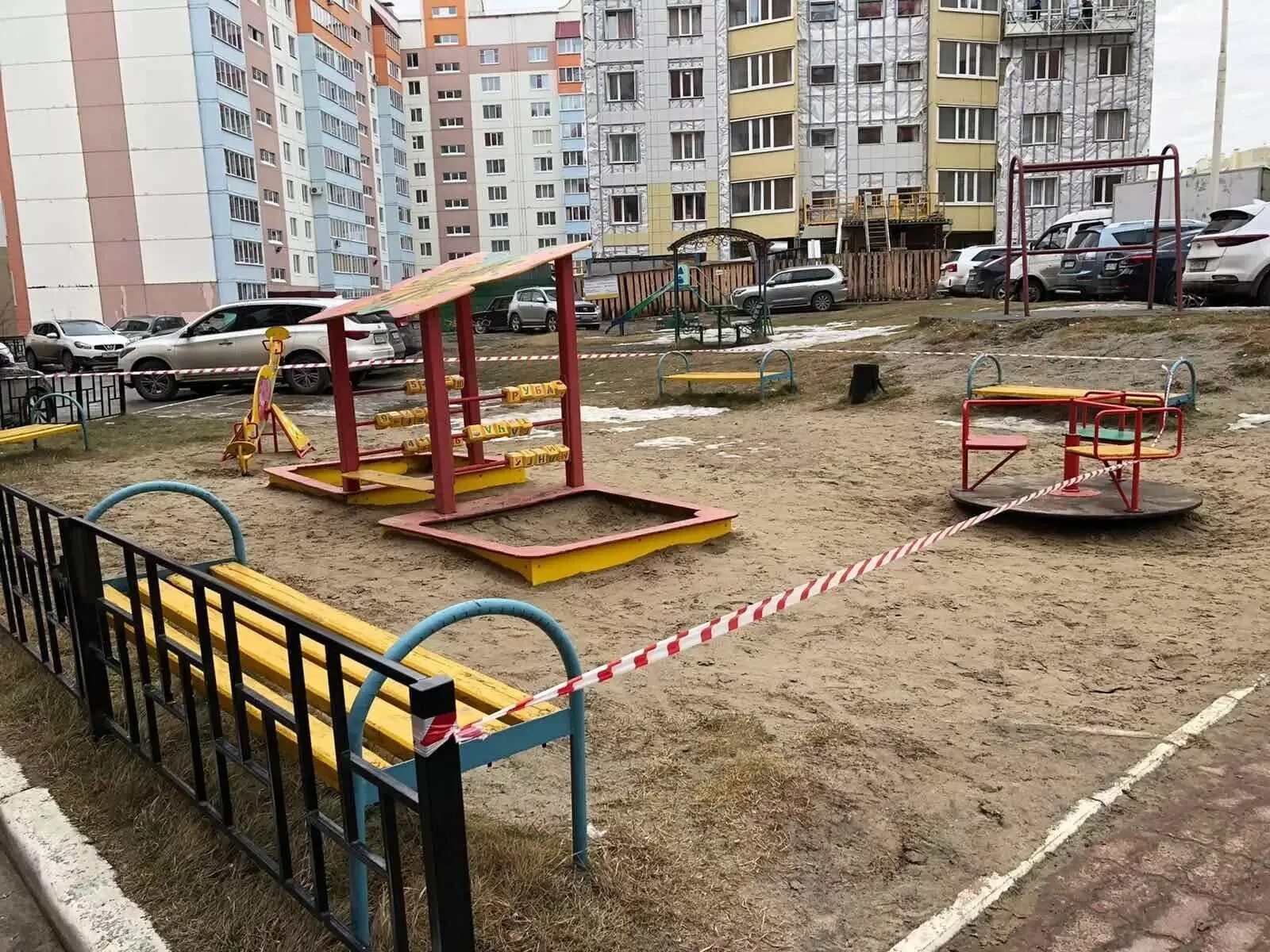 Заборчики для детских площадок. Ограждение детской площадки. Ограждение игровой площадки. Забор для детских площадок. Детская площадка с ограждением.