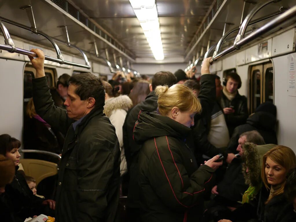 Метро Москва час пик вагон. Метро час пик вагон Москва 2000. Вагон метро в час пик. Толпа в вагоне метро. Много людей в метро