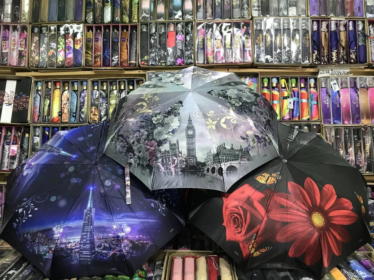 торговое оборудование для зонтов. в магазине продается 65 зонтов. выкладка зонтов в магазине. Lilkko / зонт kitten. лилко зонт.