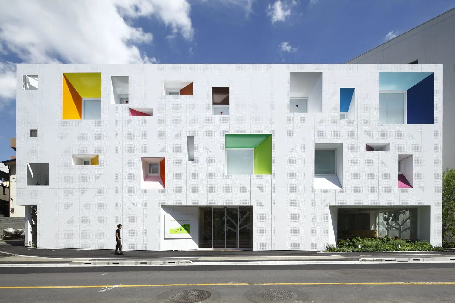 Решение фасада. Sugamo Shinkin Bank в Токио. Филиалы банка Sugamo Shinkin Bank в Токио. Sugamo Shinkin Bank в Кавагути. Эммануэль Моро Архитектор.