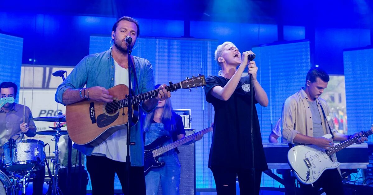 Молодежное прославление хиллсонг. Hillsong worship. Hillsong united группа. Тая смит–гаукроджер. Hillsong united.