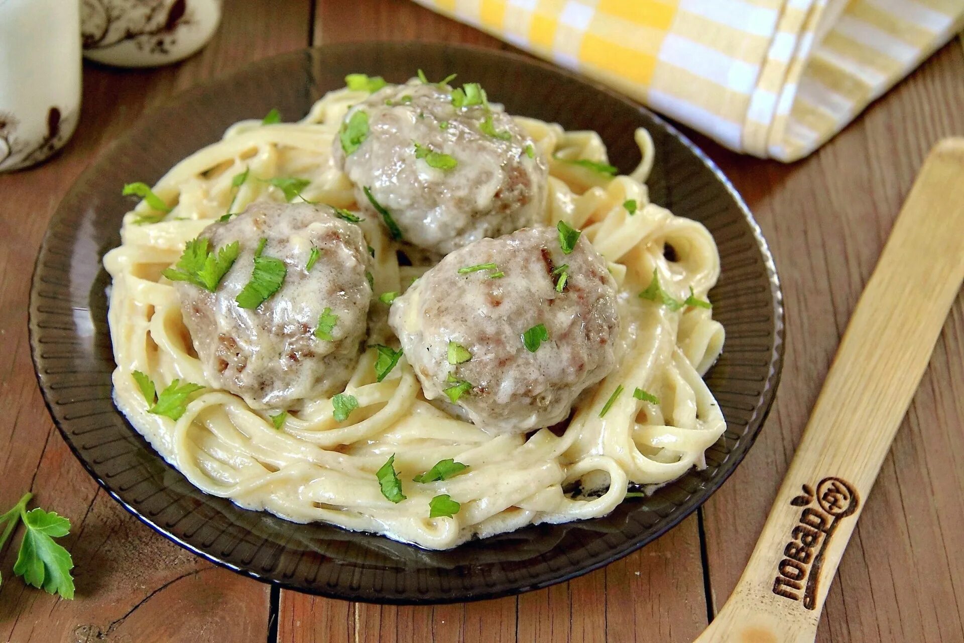 Паста с мясом и сметаной. Паста с фрикадельками в сливочном соусе. макароны с тефтелями в сливочном соусе. лапша с тефтелями. макароны с фрикадельками в сливочном соусе.