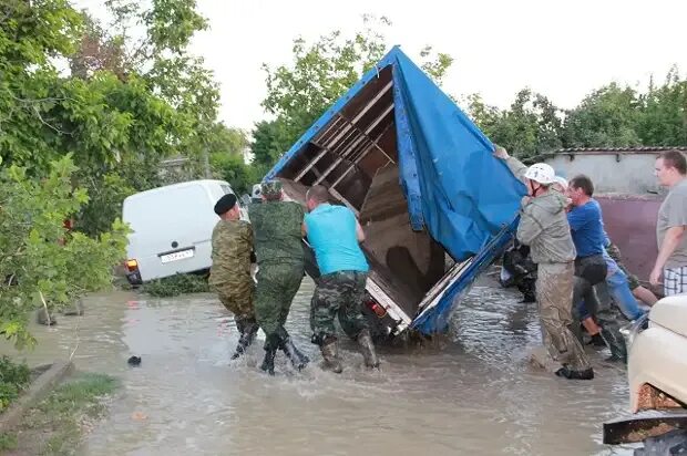 Крымск наводнение сколько погибших. Крымск 2002 год наводнение. Крымск потоп 2012. Крымское наводнение 2012. Крымск наводнение 2012.