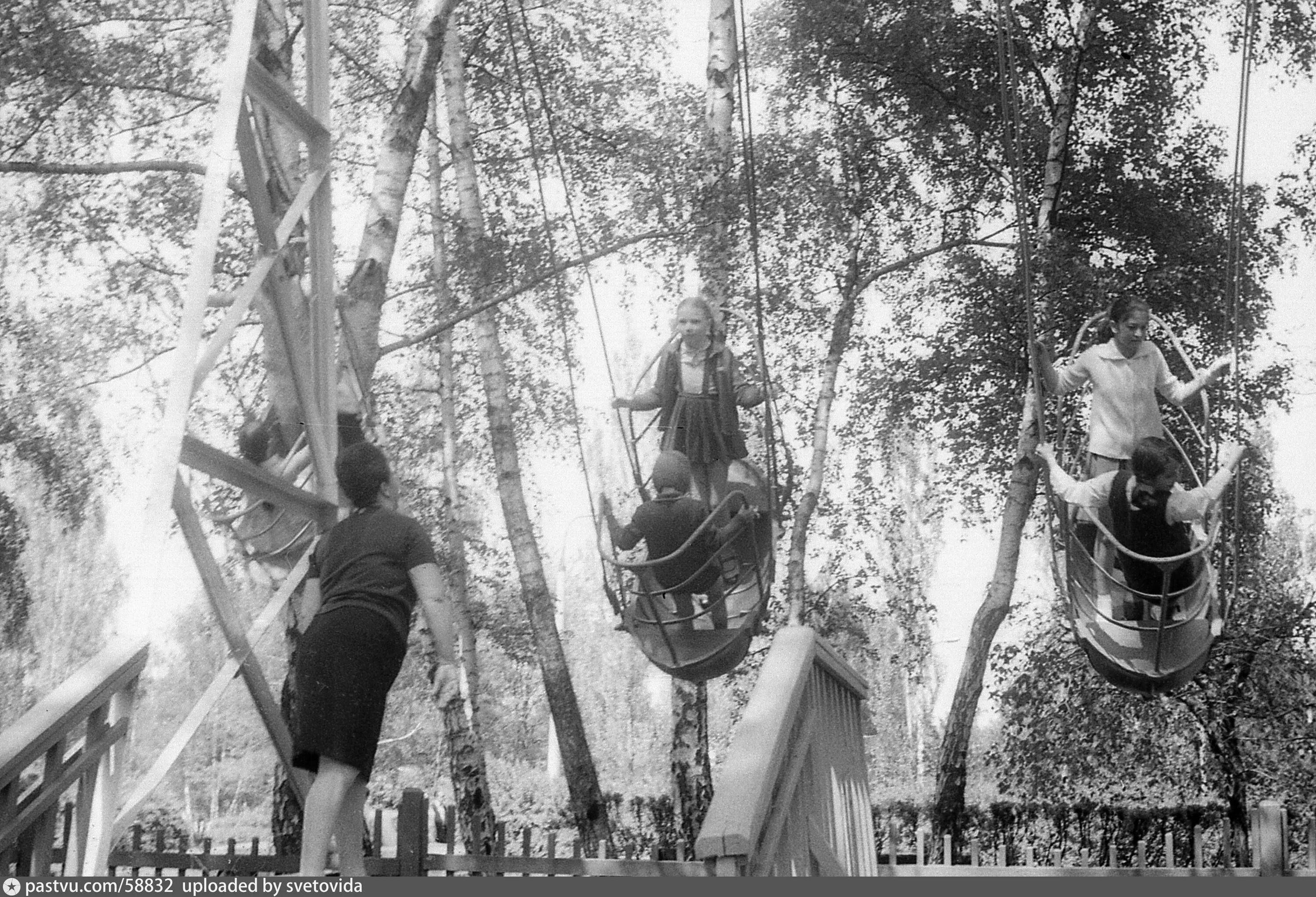 Старые развлечения. Парк Сокольники аттракционы СССР. Парк аттракционов Карусель СССР. Парк Горького аттракционы СССР. Парк аттракционов в СССР 1970-Е.