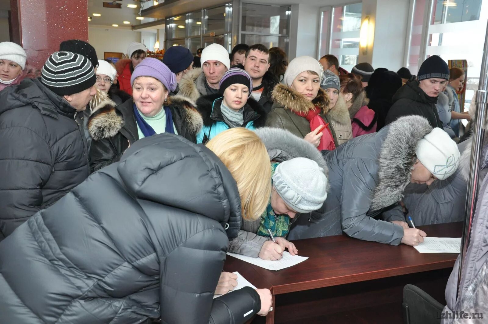 Очередь в ЖКХ. Очередь на жилое помещение. Очередь за бесплатной квартирой. Очередники на улучшение.