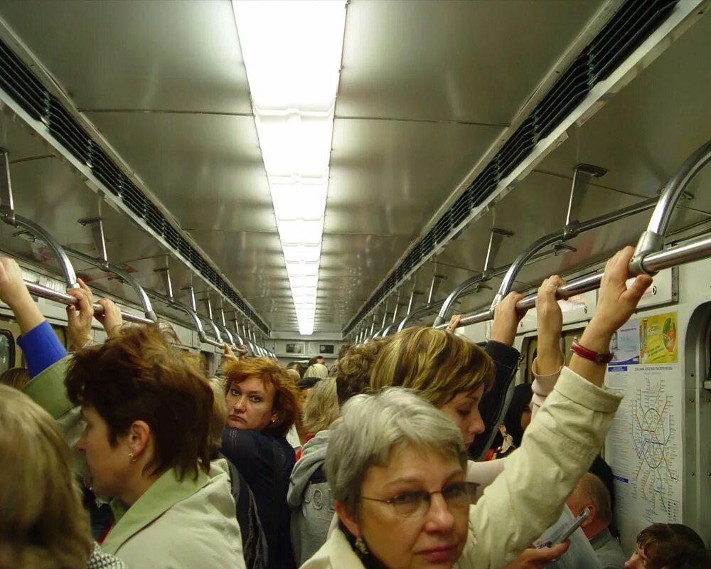 Вагон часов. Вагон метро час пик. люди в вагоне метро в час пик. поток людей в метро. толпа в вагоне метро.