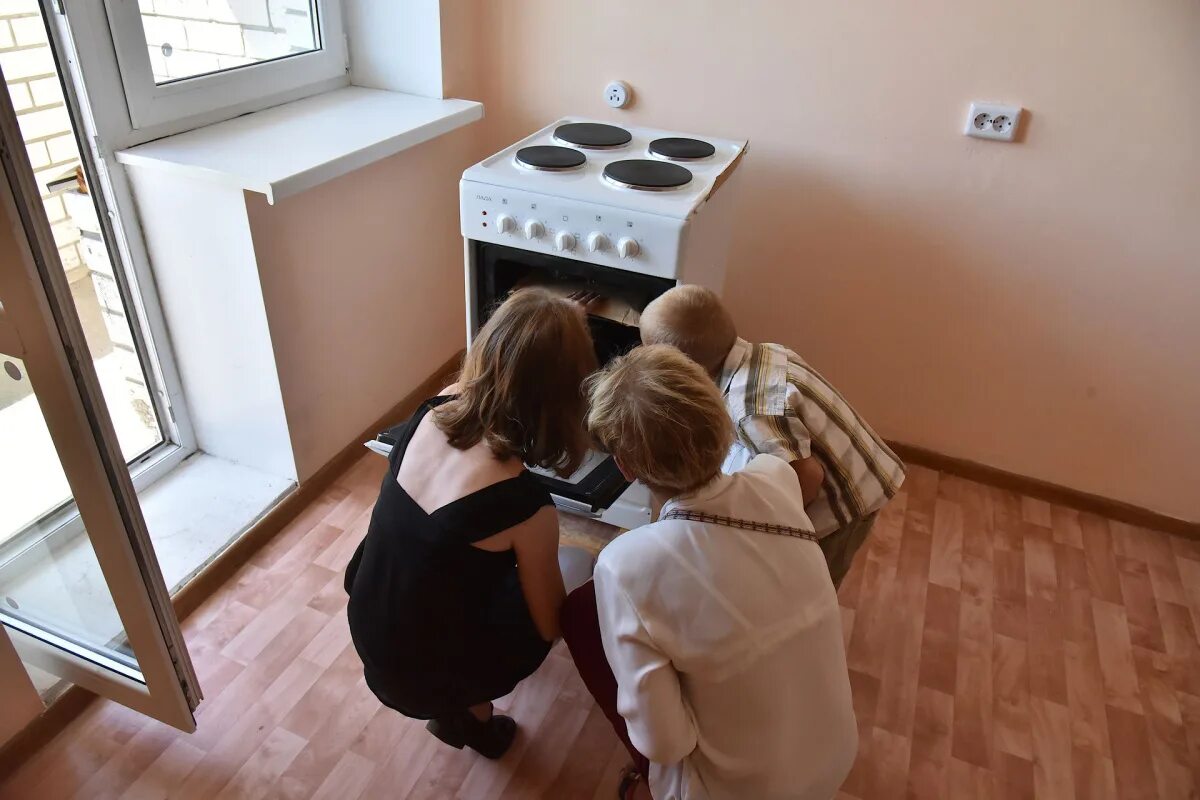 Многодетная семья в квартире. Семья в квартире Россия. Многодетные семьи новострой. Самая маленькая квартира в Воронеже.