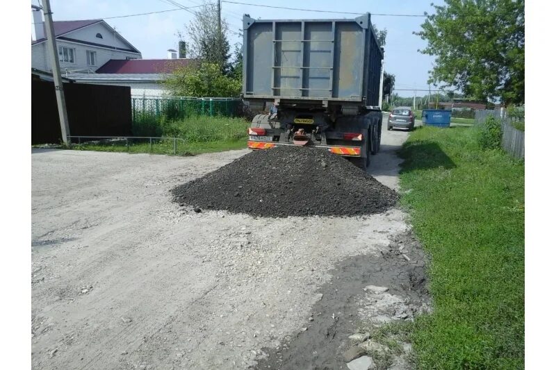 Куб асфальтной крошки в тоннах. КАМАЗ асфальтовой крошки. Асфальтная крошка КАМАЗ. 20 Кубов асфальтовой крошки в КАМАЗ. Асфальтовая крошка ЗИЛ.