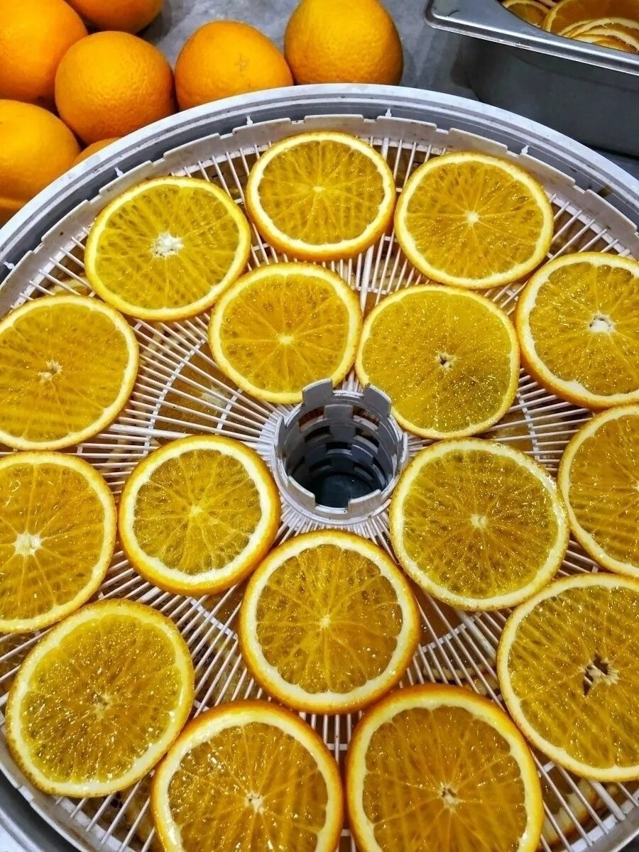 "круг"для фруктов, 40х10,8х37,5см. Апельсин трубы. Разрезанный апельсин на белом фоне. Подставка для апельсинов. Сушеные чипсы апельсина.